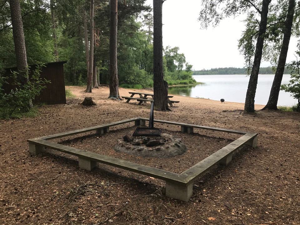 En grillplats med fyra bänkar runt