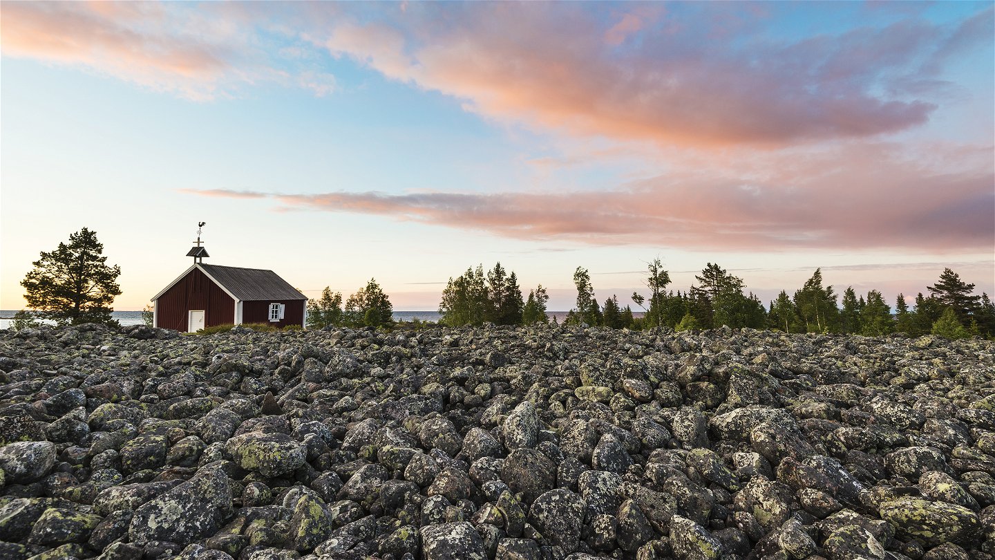 Stenfält framför kapellet. Foto Mikael Svensson/Johnér