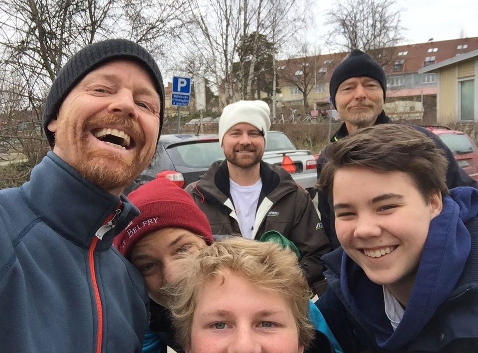 Ut på tur - aldrig sur. Här på en p-plats - laddade inför en kortare vandring i stadsnära skog. …