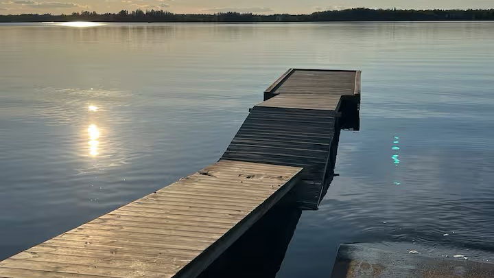 Stuga i skogen vid sjö i Kvänarp, Ljungby