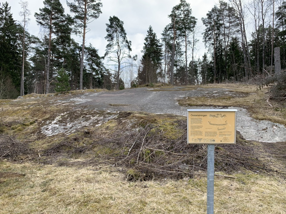 Hällristningarna är förmodligen från bronsåldern. 