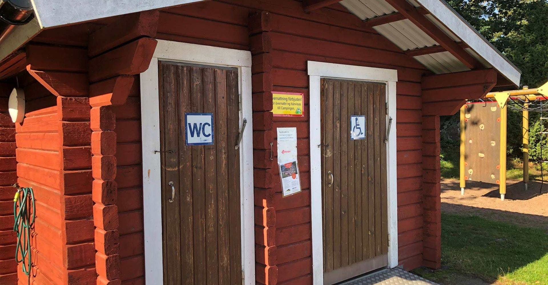 Tillgänglighetsanpassat WC vid vid Torpöns Färjeläge.
Sommen
Ydre