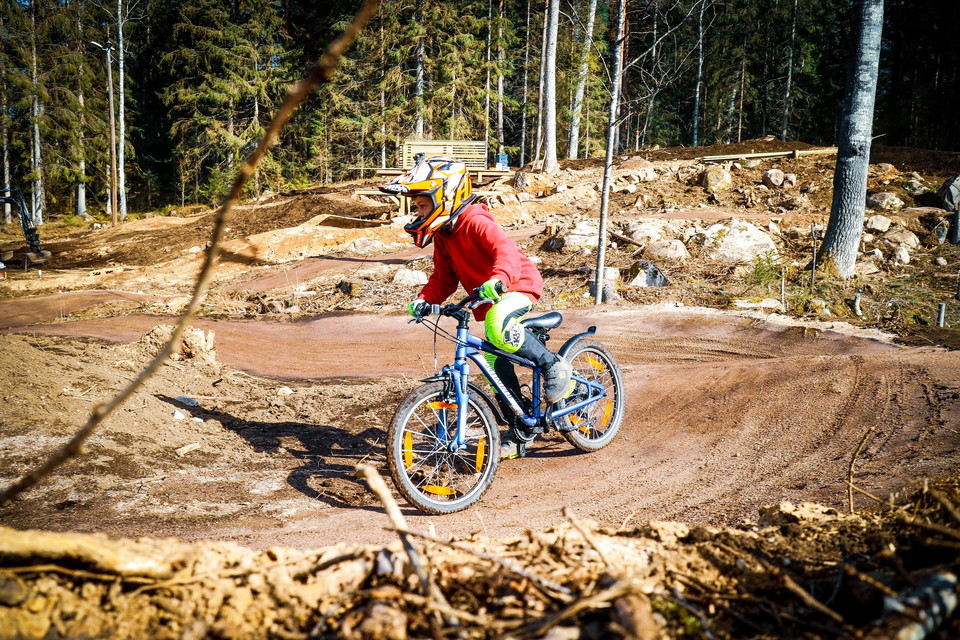 Barn på mountainbike