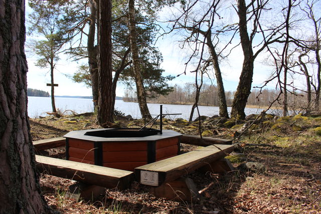 Hästskoviken grillplats, Bryggholmen