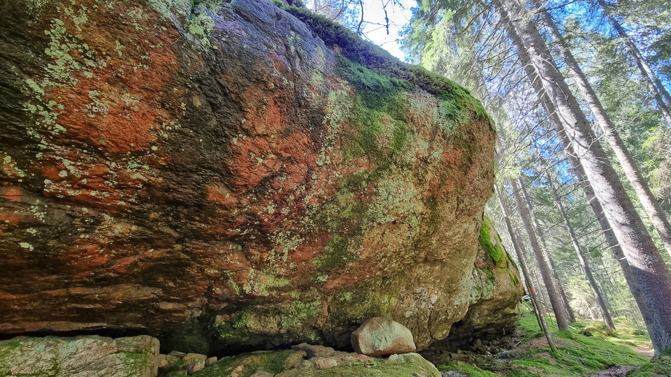 Klippblock i rött och grönt.
