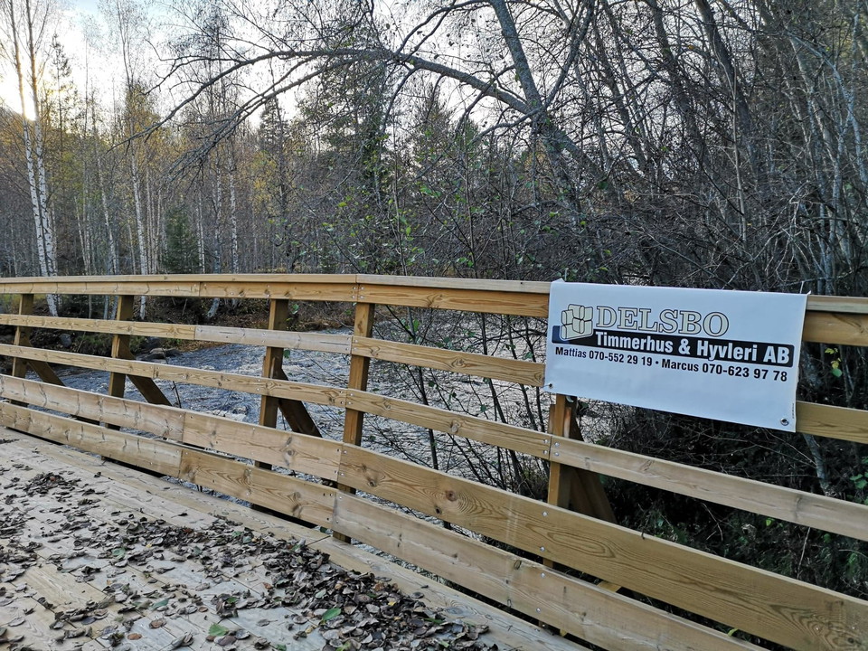 Byggd av Delsbo Timmerhus, många har sponsrat bron.