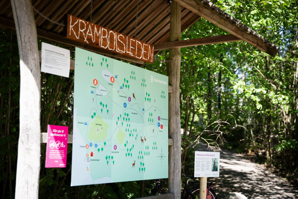 Bild av välkomstskylten för krämbol, med karta över leden.