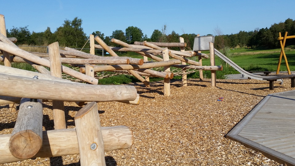 Äventyrslek vid Lidingö golfbana. Foto Lidingö stad.
