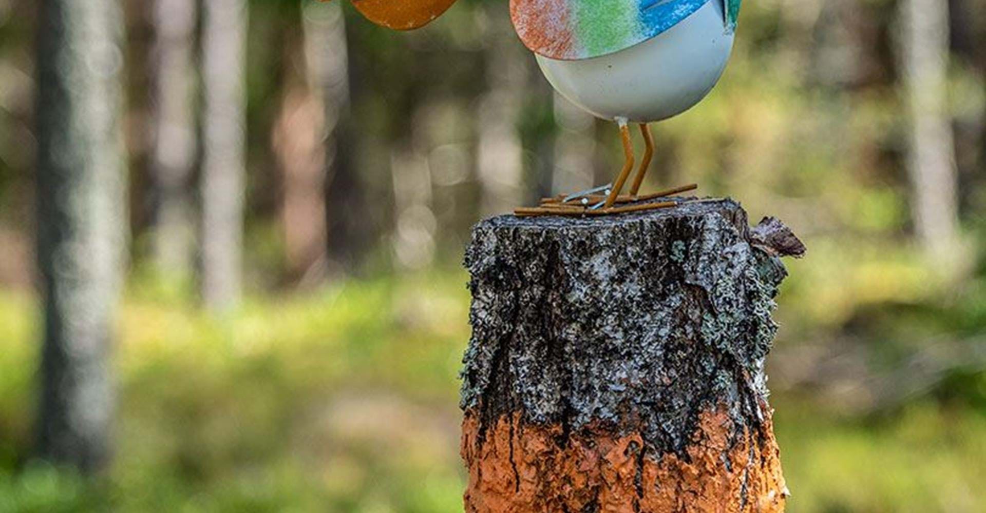 Konstgjord fågel på ledmarkering Etapp: Kattedals rundslinga, Valdemarsvik