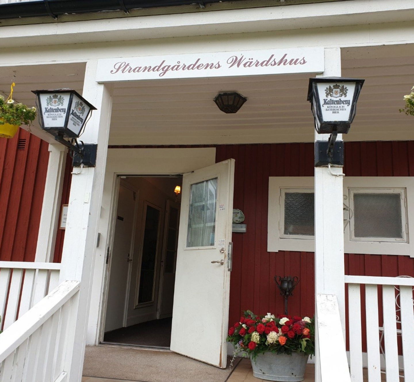 Entrén till Nya Strandgården Wärdshus i Kristinehamn