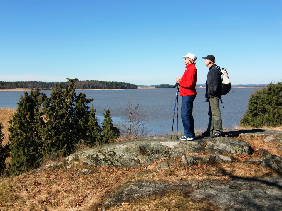 Utsiktsberget på Kummelön bjuder vackra vyer över Ölmeviken