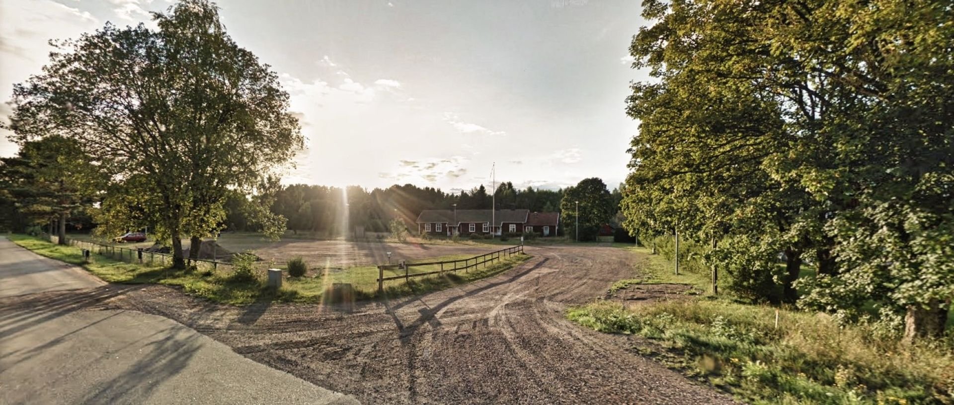 I Nybble söder om Kristinehamn längs Rv 26 finns en ställplats för husbil vid den g:a skolan.