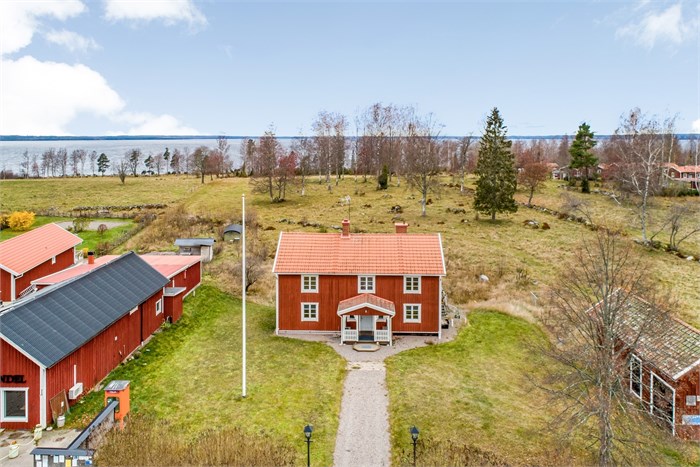 Huset och gårdsplanen