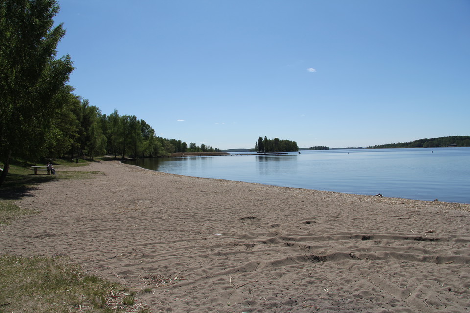 Sandstrand i en vik på Björnön.