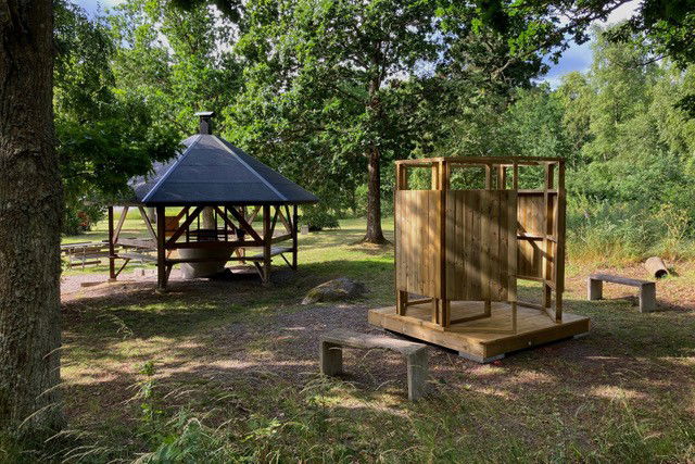 Kolboda badplats - grillpaviljong och hytt för klädbyte.