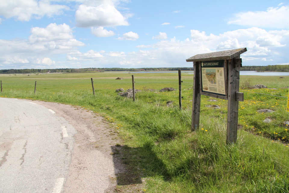 Informationstavla över naturreservatet.