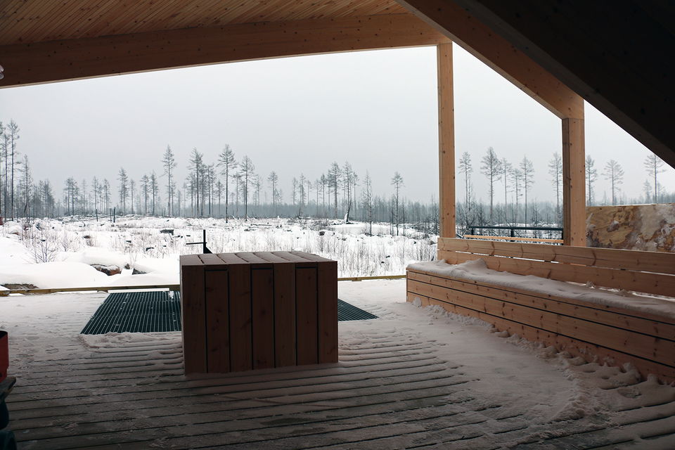 Grillplats vid vindskydd. Bänkar under tak.