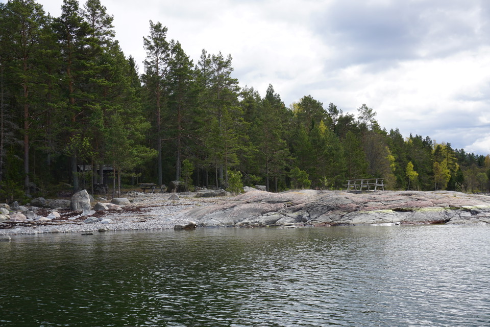 Ö i havet med berghäll och rastplats