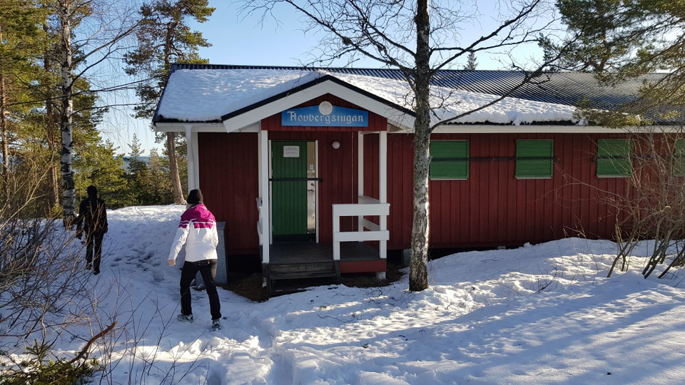 Hovbergsstugan i vårvinterskrud