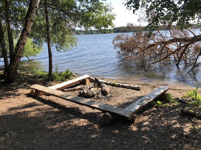 Eldplats på norra stranden, Huvududden
