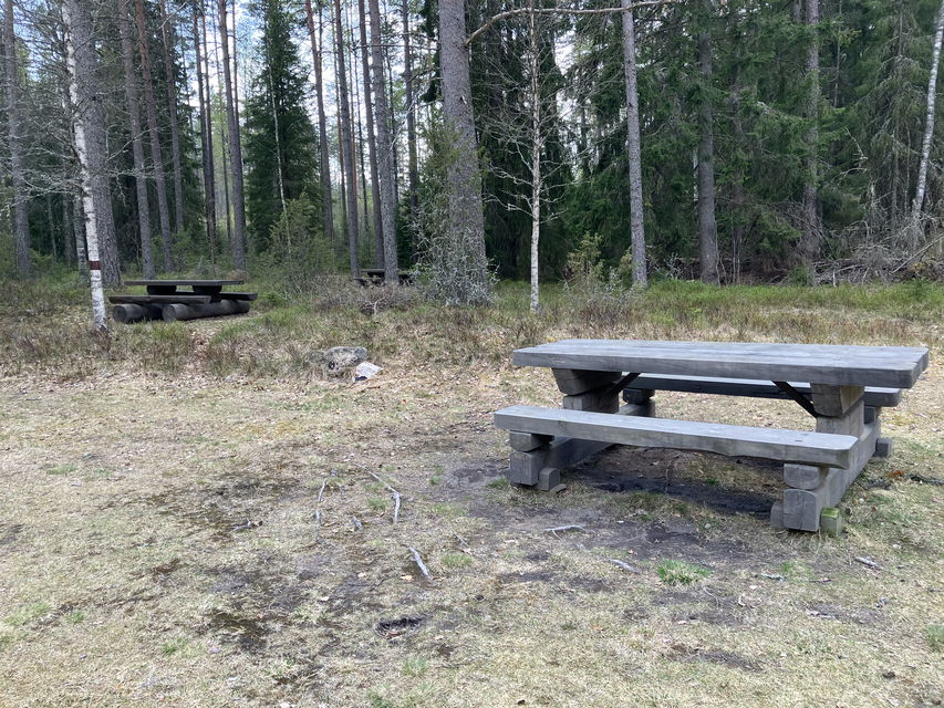Rastbord alldeles intill Sågviken.