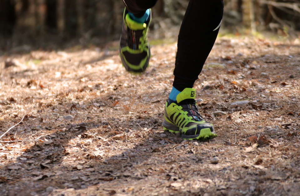 Närbild på en joggande persons träningsskor som sätter i marken.