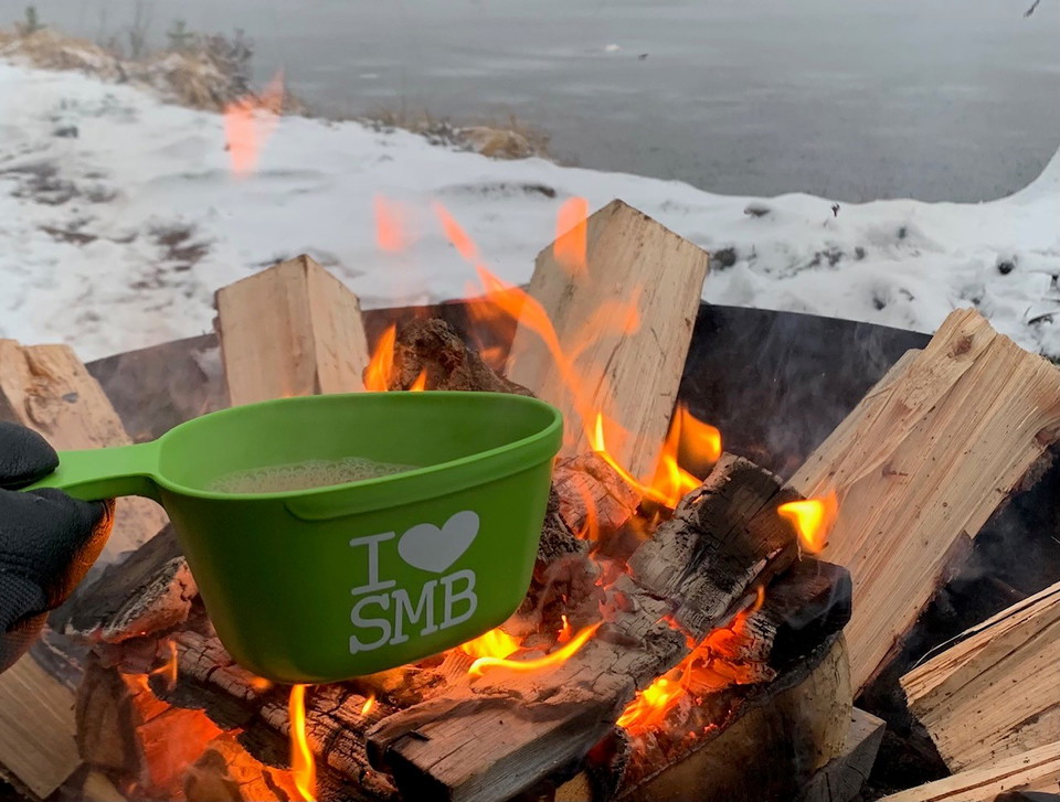 Kåsa med kaffe över öppen eld