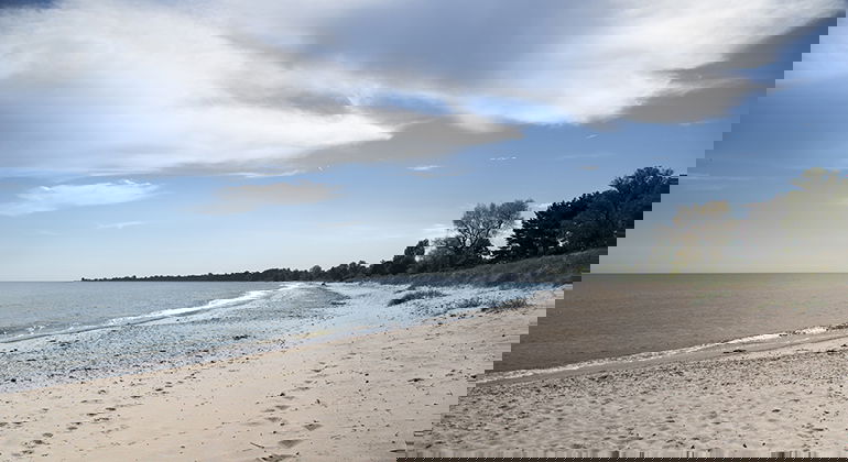 Sandstranden är välbesökt under sommaren.