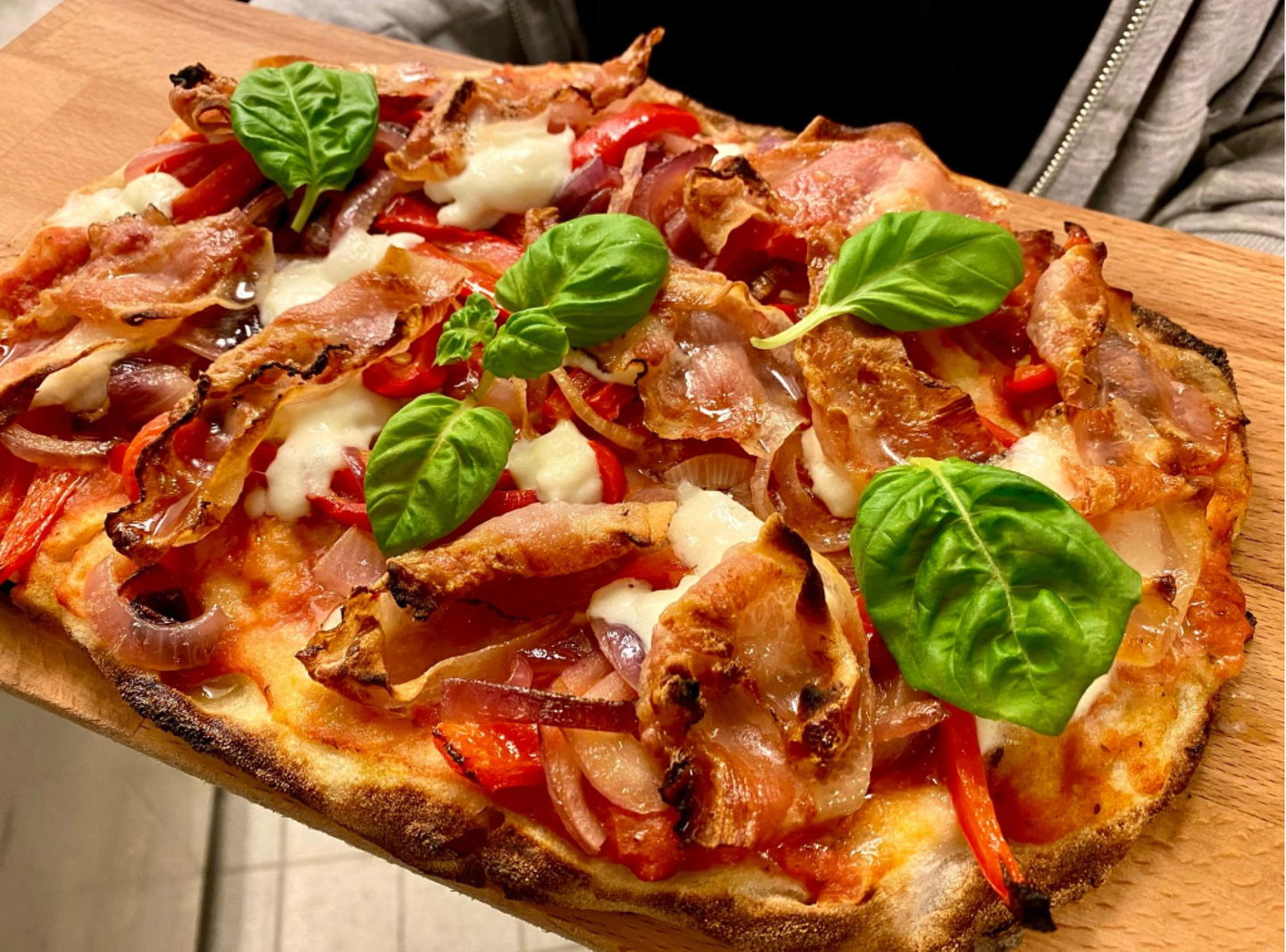 Pizza som är färdiggräddad.
