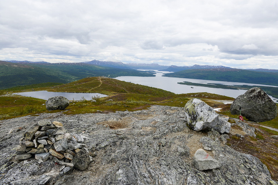 Toppbild från Laxfjället med vy mot Gäutan och intilliggande fjäll.