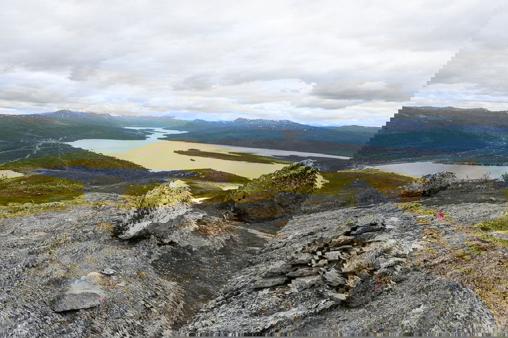 Toppbild från Laxfjället med vy mot Gäutan och intilliggande fjäll.