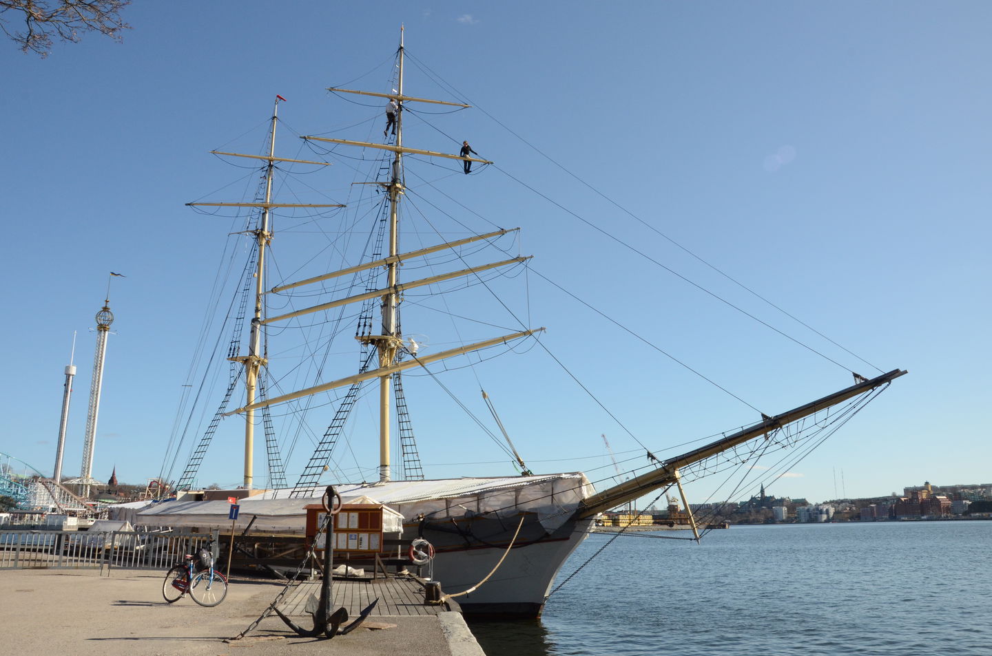 Briggen Tre Kronor vid Kastellholmen.