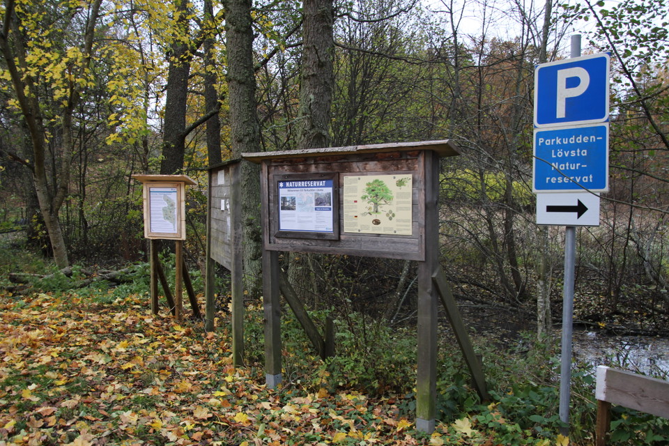 Informationsskyltar finns vid parkeringen.