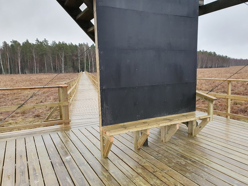 Bänk på bottenplan av fågeltorn.