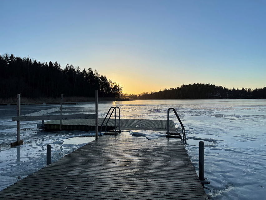 Det hålls en vak öppen under vinter för bad. 