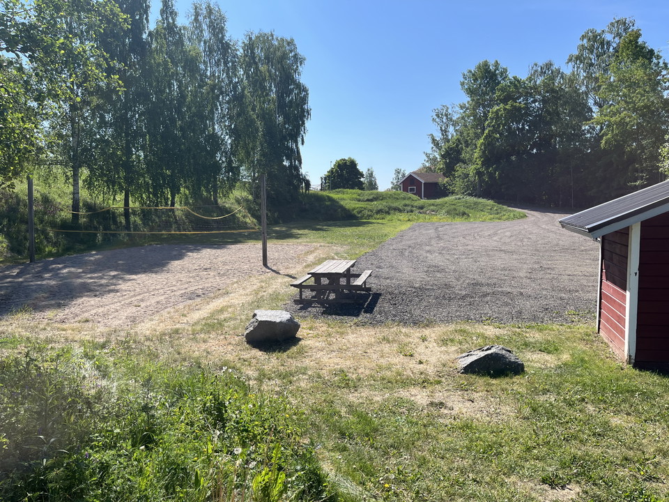 Vy över parkering och beachvolleyboll