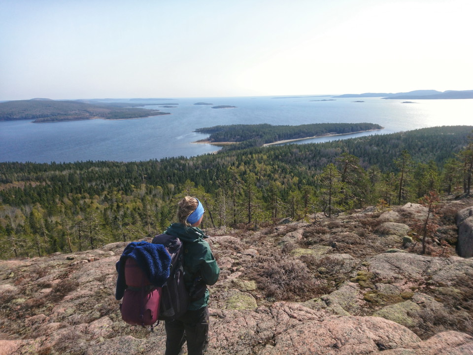 Leden går brant uppför och ger fin utsikt uppe på klipporna nära Tärnättvattnet. Foto: Johanna Öhrling, Länsstyrelsen