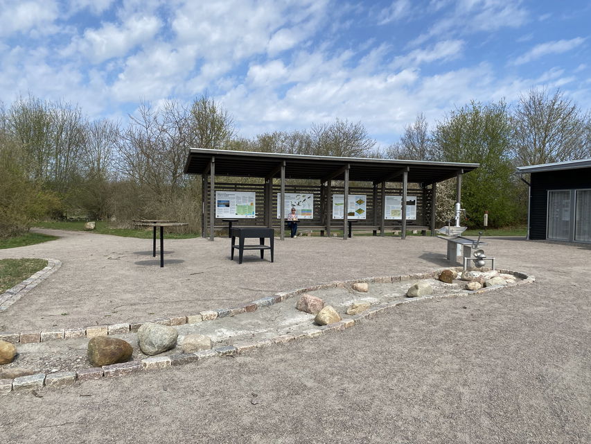 Bakgård med pergola och informationsskyltar, Naturens hus