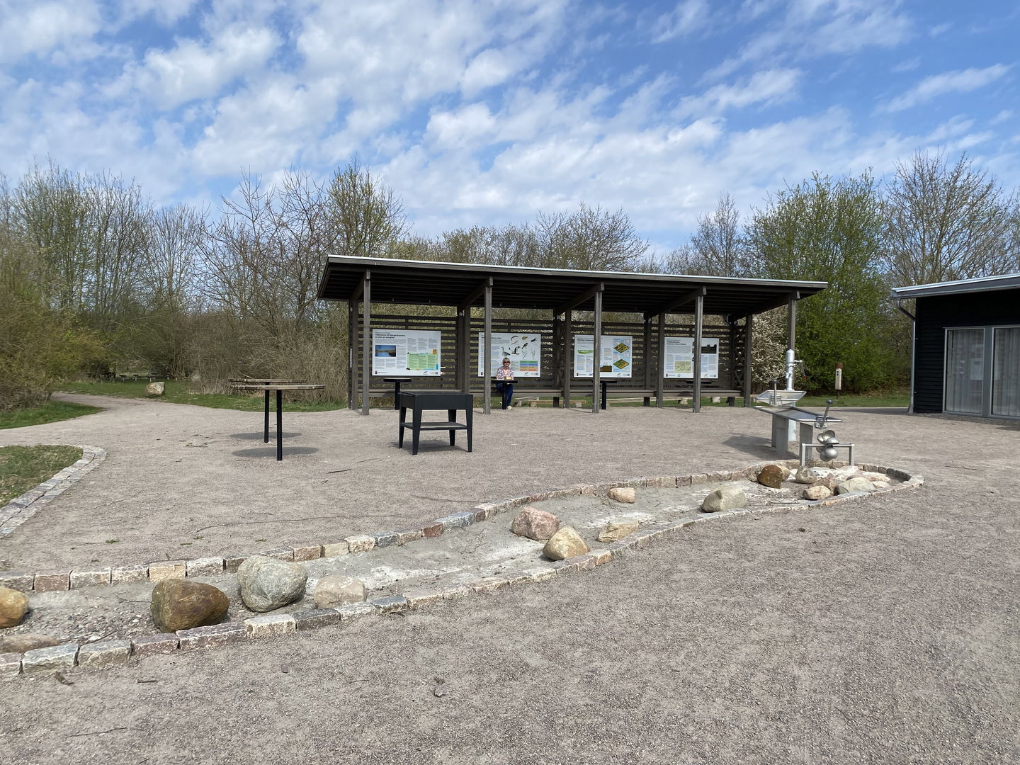 Bakgård med pergola och informationsskyltar, Naturens hus