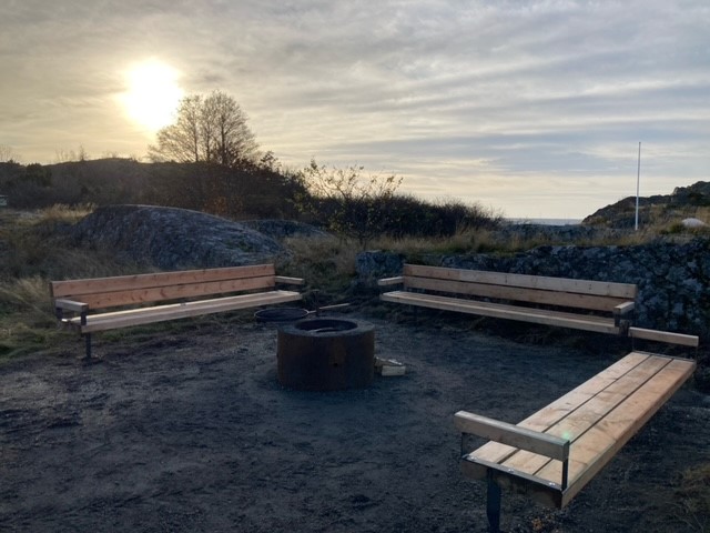 Rast- och grillplatsen står på packat grus. Svängrum finns runt eldstaden.