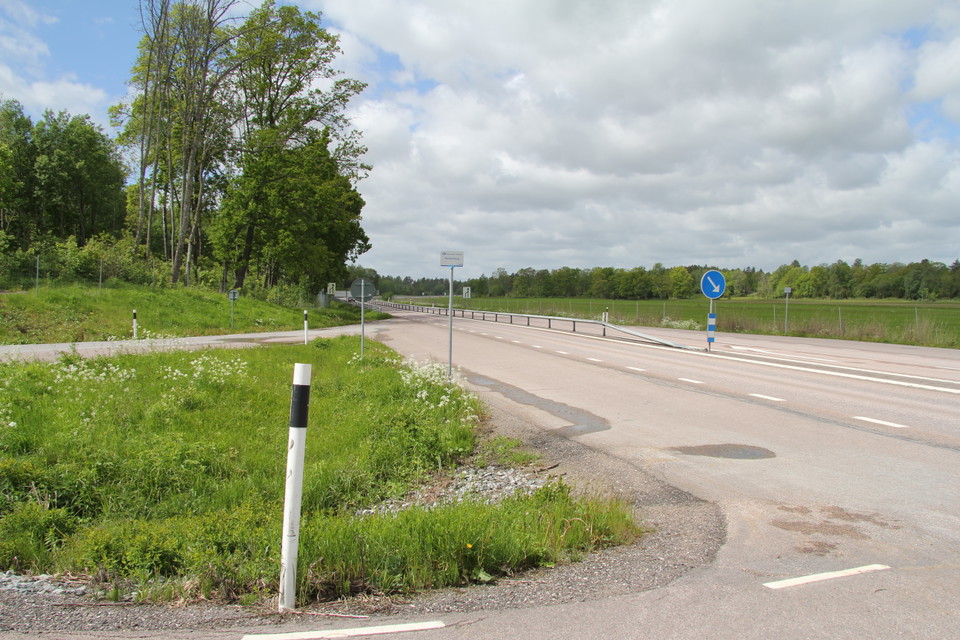 Busshållplats med skylt efter E20.