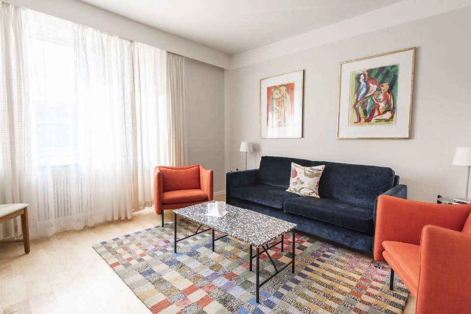 Ett vardagsrum med soffa och stolar.