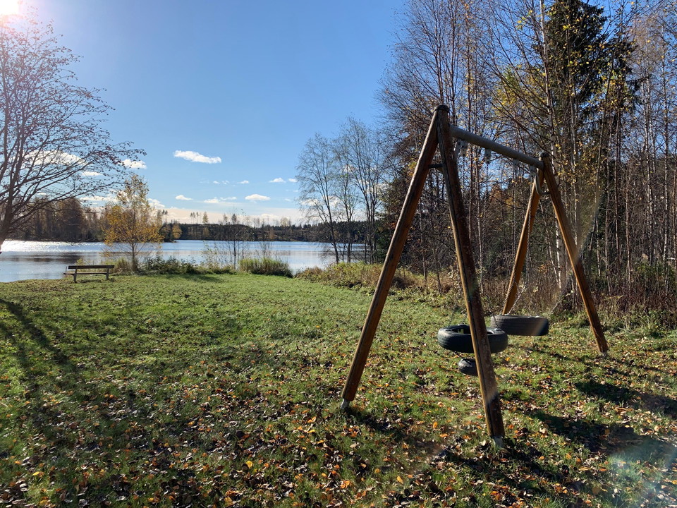 Liten lekplats med gungställning