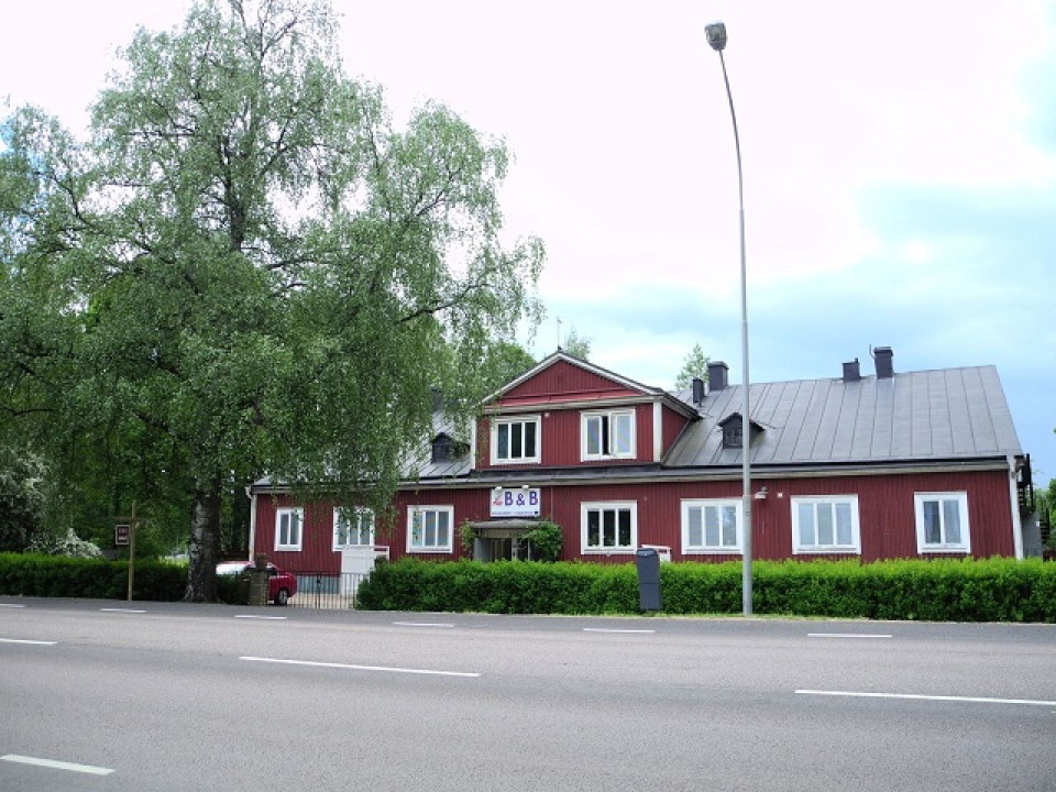 Exteriör på ett stort rött hus.