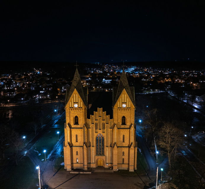 Kristinehamns kyrka är vacker med sina två torn.