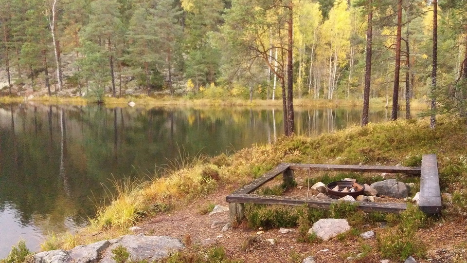 Eldstad vid sjökanten -