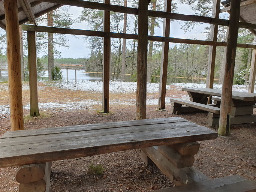 Rastbord med vindskydd och utsikt över Stegelviken