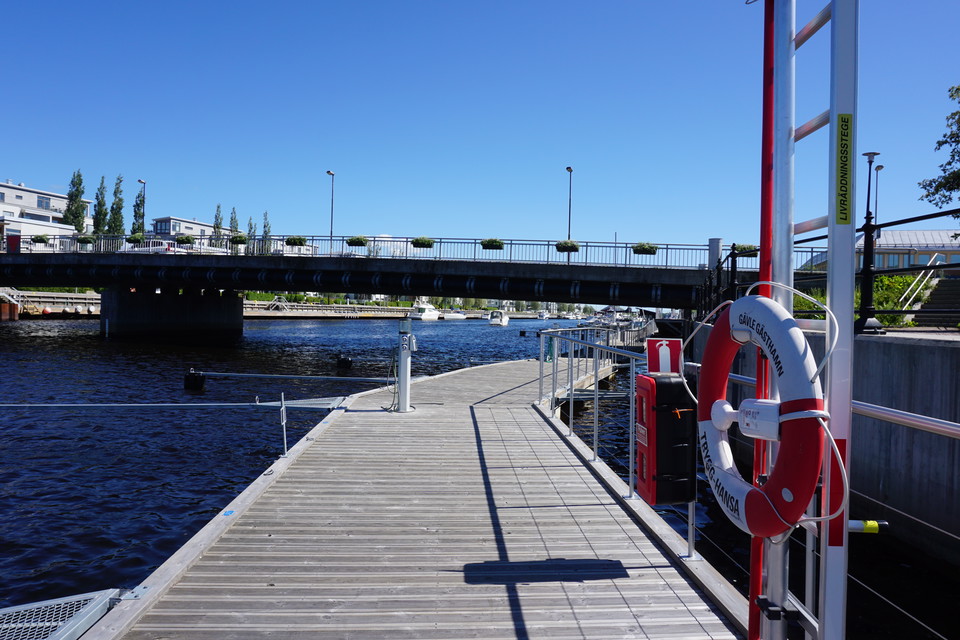Gästhamnsbrygga med räddningsutrustning vid Gävle Gästhamn