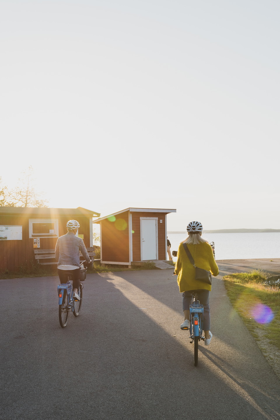 Cyklande par vid Djupvik på Aspö
