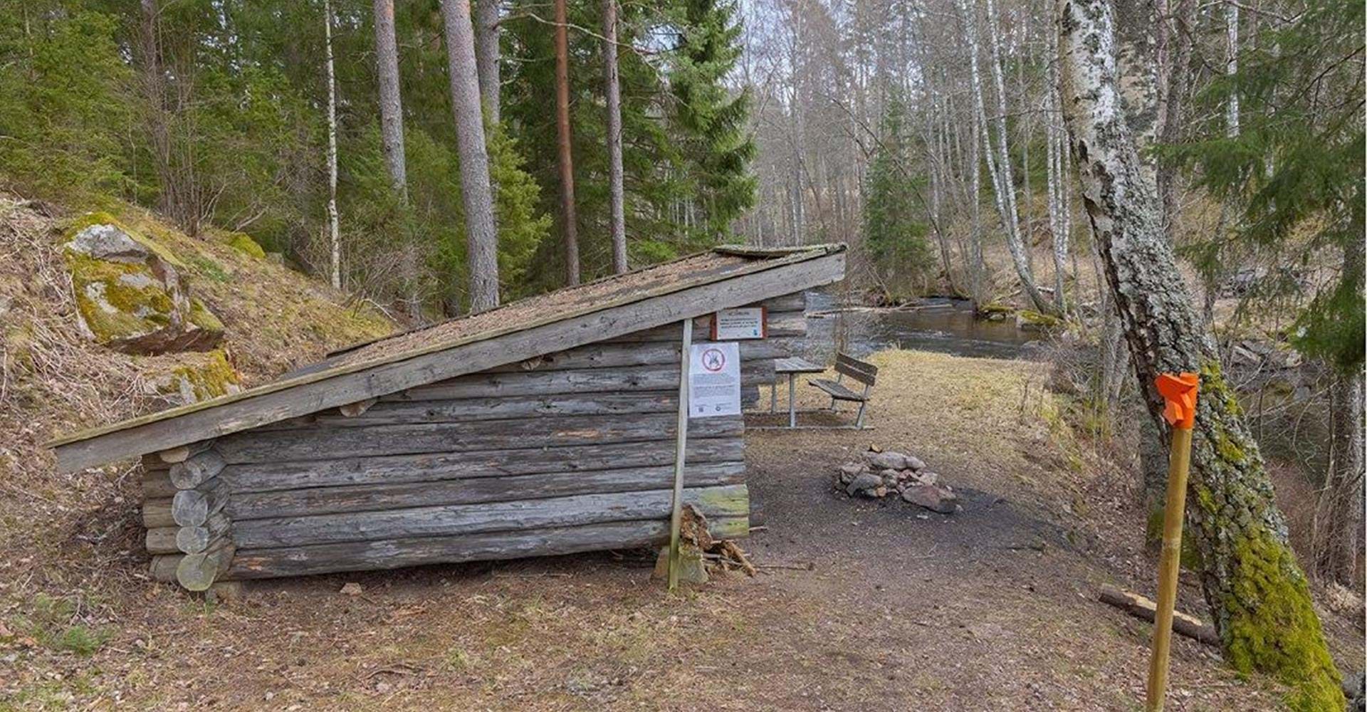 Vindskydd Ådala invid Bulsjöån.
Etapp: Norra Vi - Österbymo.
Ydre